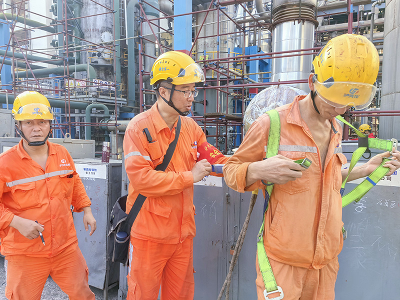 弘旭公司開展瀘天化硝區(qū)大修現(xiàn)場(chǎng)安全帽、安全帶、安全網(wǎng) 使用情況檢查(圖1)