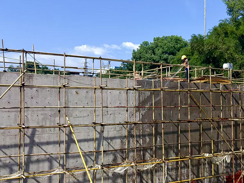 弘旭員工直面烈日考驗，汗水鑄就質(zhì)量豐碑(圖1)