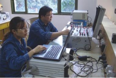 專(zhuān)業(yè)人員正進(jìn)行繼電保護(hù)測(cè)試(圖1)