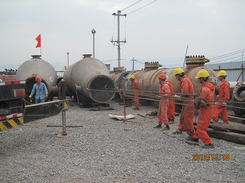 齊心協(xié)力，換熱器管束抽芯(圖1)