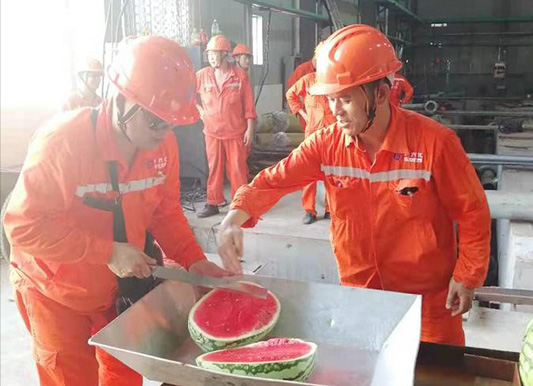 弘旭公司黨委開(kāi)展向生產(chǎn)一線送清涼活動(dòng)(圖2) 弘旭公司黨委開(kāi)展向生產(chǎn)一線送清涼活動(dòng)(圖2)