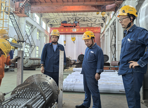 弘旭公司總經(jīng)理劉小東帶隊(duì)督導(dǎo)設(shè)備制造安全生產(chǎn)專項(xiàng)檢查